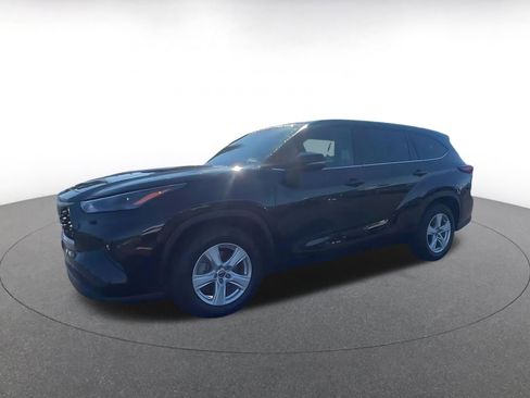 Used 2025 Toyota Highlander LE image 8
