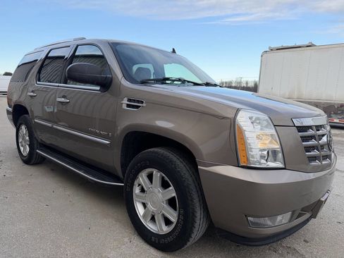 Used 2007 Cadillac Escalade AWD w/ Climate Package image 3