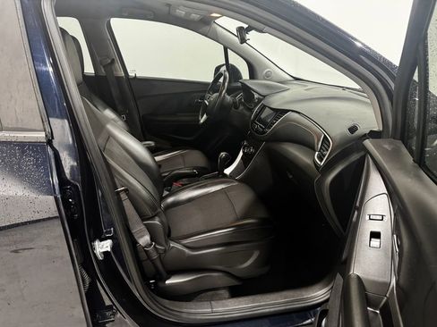 Used 2022 Chevrolet Trax LT w/ LT Convenience Package image 21