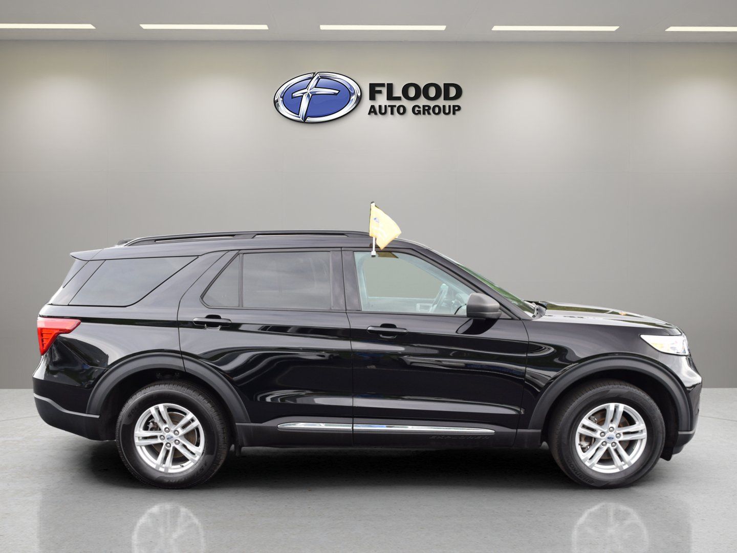 Used 2023 Ford Explorer XLT AWD/4WD image 3