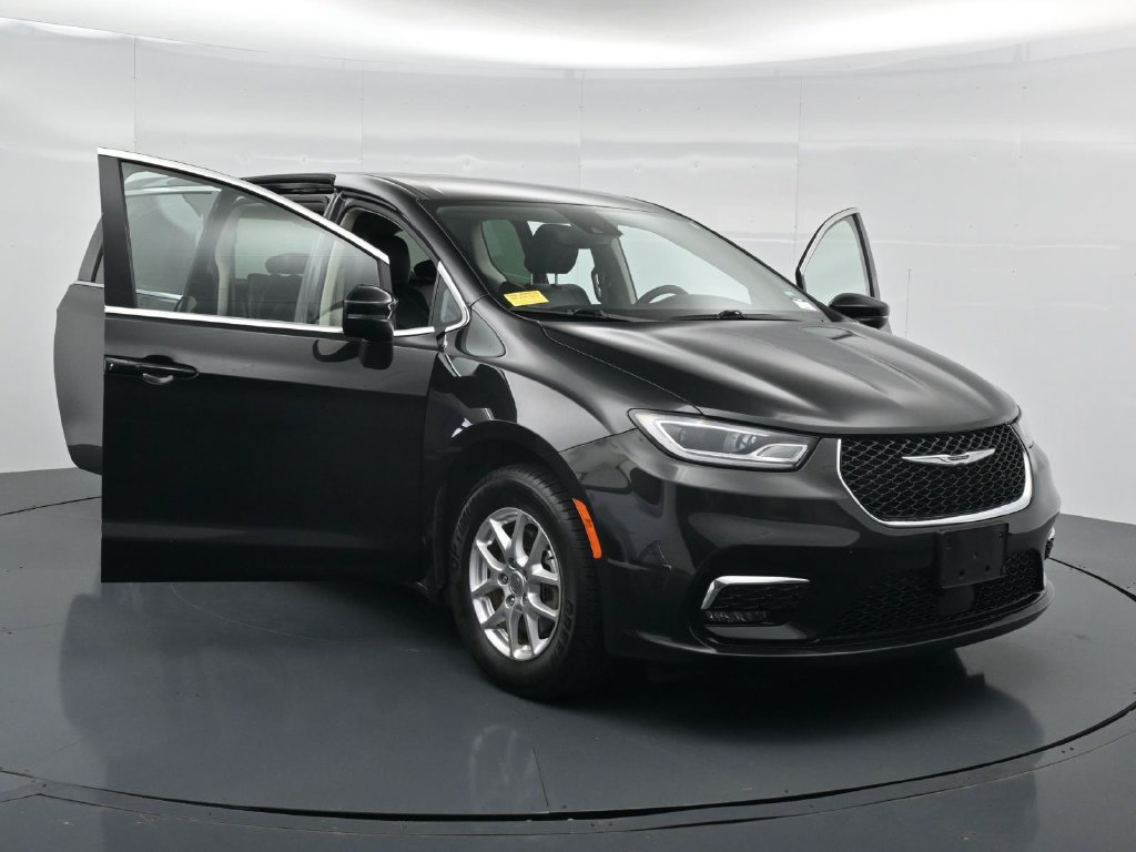 Used 2023 Chrysler Pacifica Touring-L FWD image 33