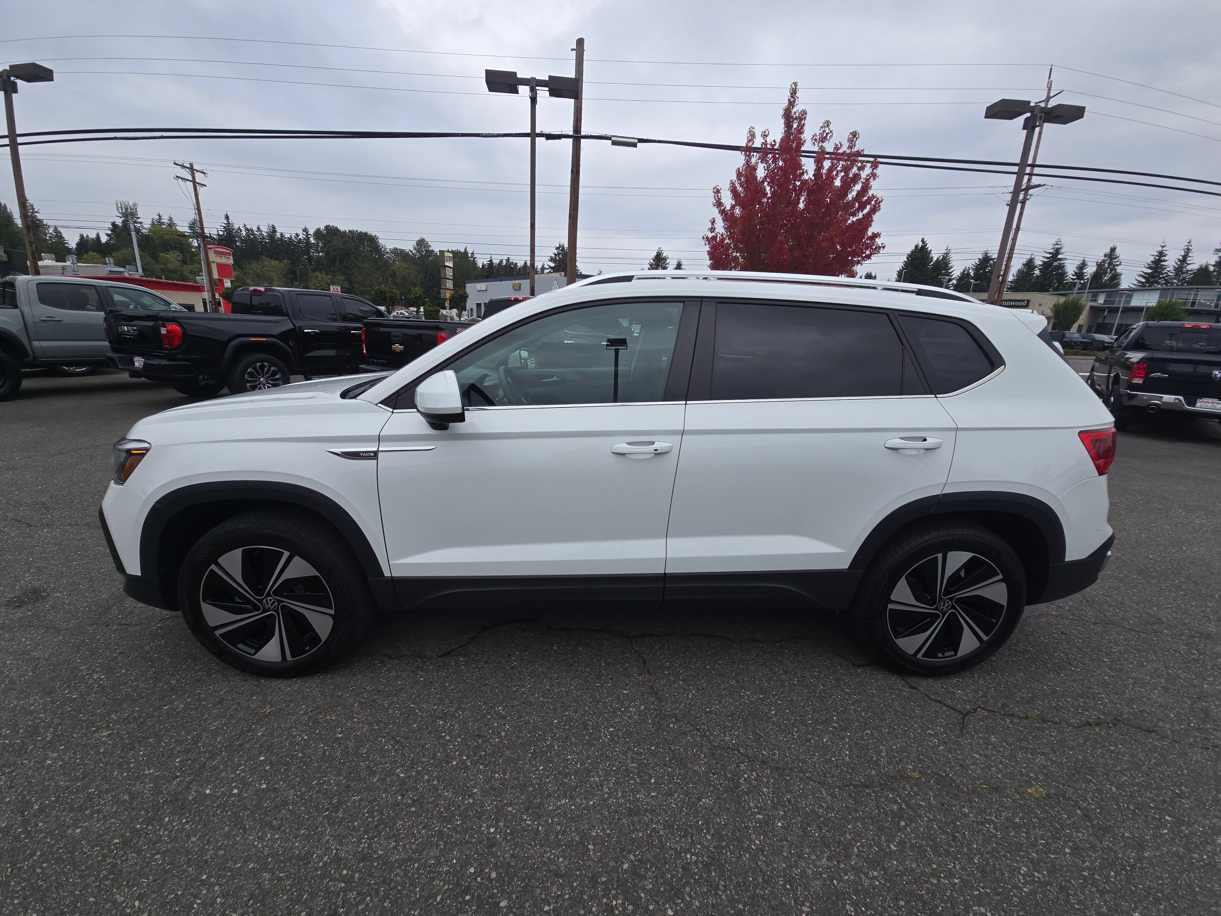 Used 2024 Volkswagen Taos SE w/ Panoramic Sunroof Package AWD/4WD image 4