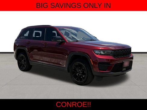 Used 2025 Jeep Grand Cherokee Altitude RWD image 3