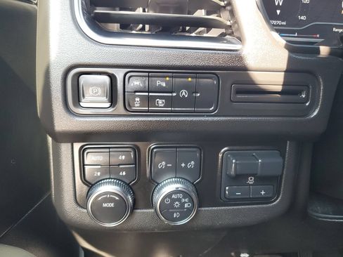 Used 2024 GMC Yukon SLT w/ SLT Luxury Package AWD/4WD image 29