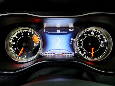 Used 2019 Jeep Cherokee Trailhawk image 11