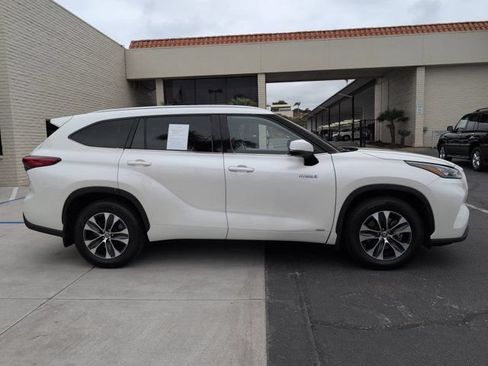 Used 2020 Toyota Highlander XLE AWD/4WD image 4