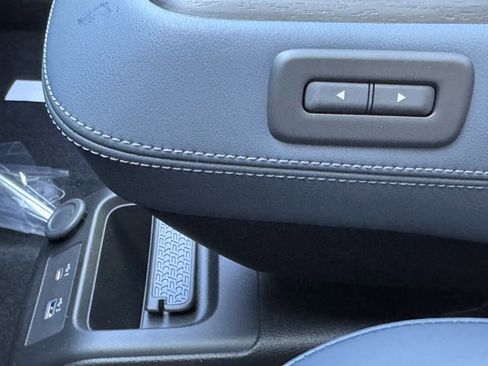 New 2025 Nissan Ariya Platinum image 13