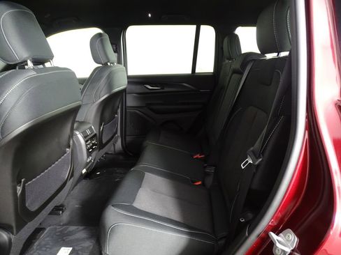 New 2025 Jeep Grand Cherokee Laredo image 11