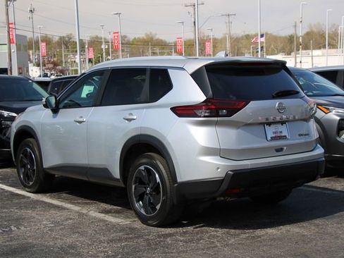 Certified 2024 Nissan Rogue SV w/ SV Premium Package AWD/4WD image 4