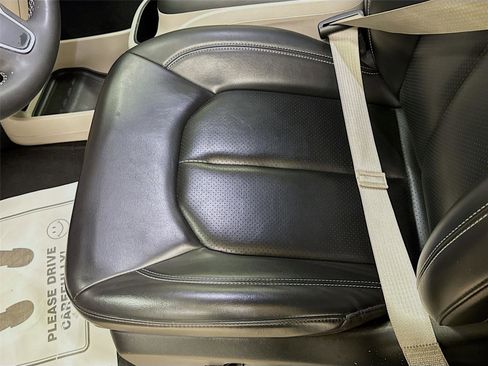 Used 2023 Chrysler Pacifica Touring-L image 18