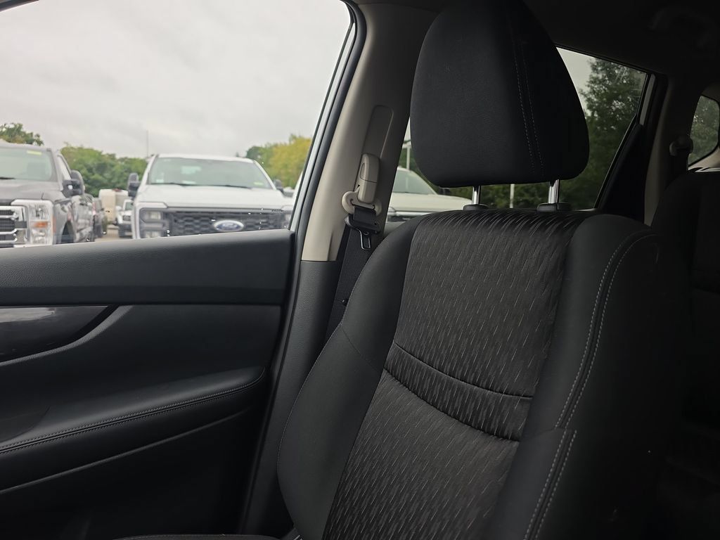 Used 2018 Nissan Rogue SV AWD/4WD image 41