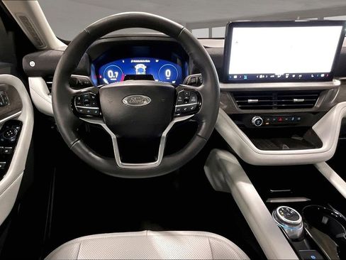 Used 2025 Ford Explorer Platinum w/ Ultimate Package AWD/4WD image 8