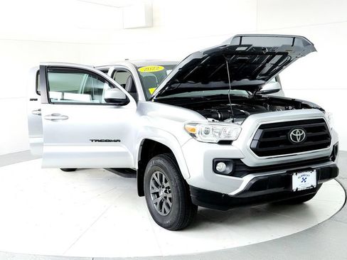 Certified 2022 Toyota Tacoma SR5 AWD/4WD image 9