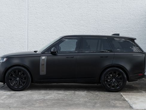 Used 2025 Land Rover Range Rover SV image 3