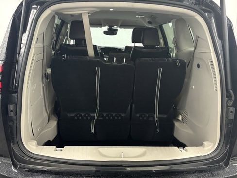 Used 2024 Chrysler Pacifica Select image 9