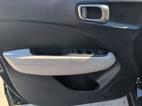 Used 2025 Hyundai Venue SEL FWD image 11