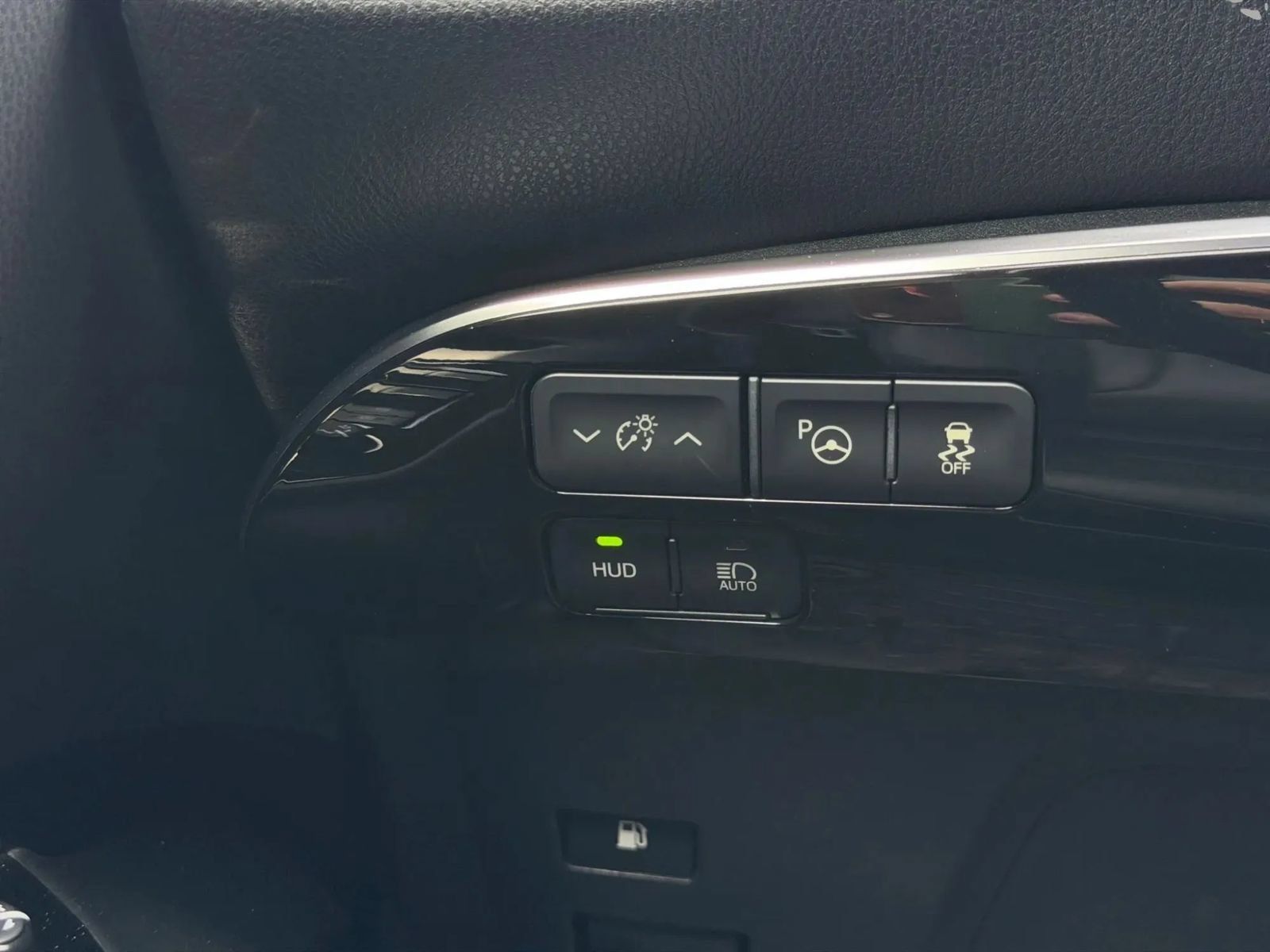 Used 2019 Toyota Prius Limited w/ Premium Convenience Package FWD image 19