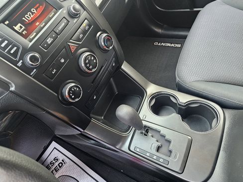 Used 2013 Kia Sorento LX w/ Convenience Pkg image 15