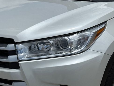 Used 2019 Toyota Highlander XLE FWD image 4