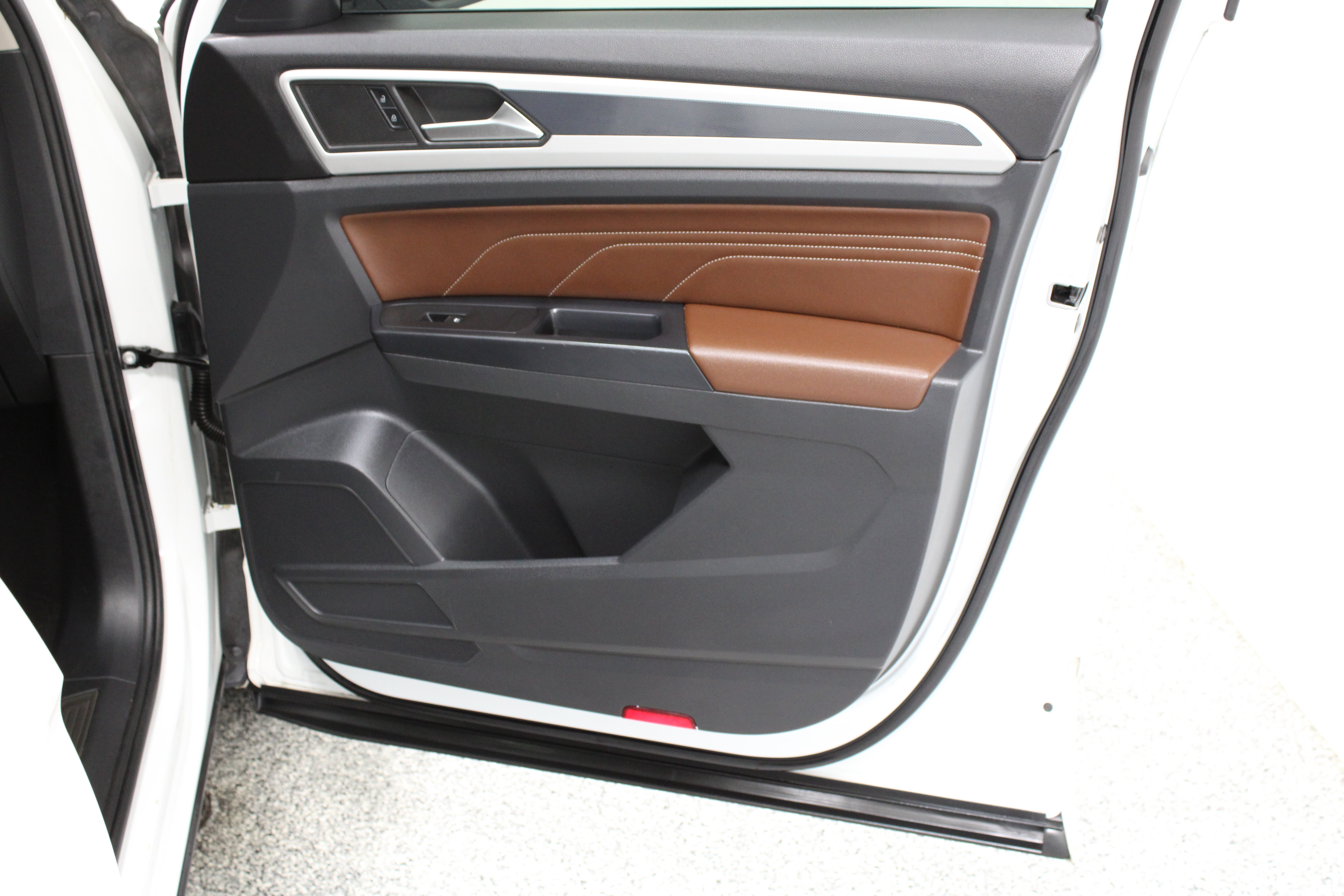 Used 2021 Volkswagen Atlas SE w/ Panoramic Sunroof Package FWD image 39