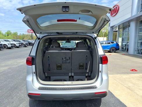 Used 2020 Kia Sedona LX image 7