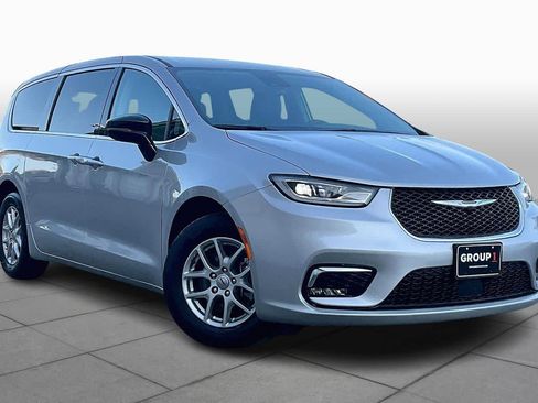 Used 2024 Chrysler Pacifica Touring-L image 3