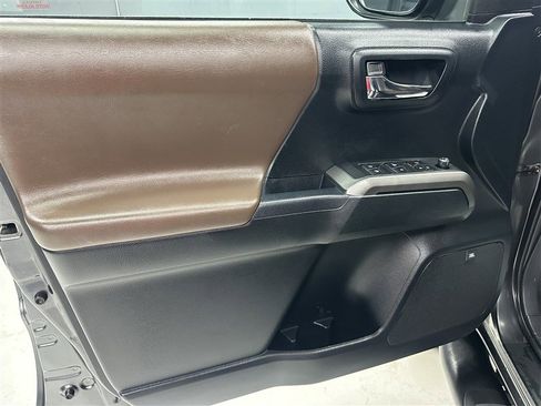 Used 2016 Toyota Tacoma Limited image 18
