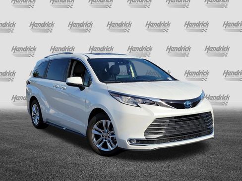 Used 2022 Toyota Sienna Limited FWD image 2