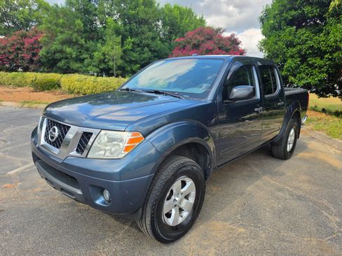 Used 2013 Nissan Frontier SV w/ SV Value Truck Pkg AWD/4WD image 3