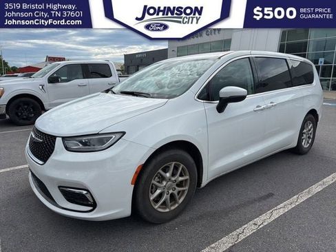 Used 2023 Chrysler Pacifica Touring-L FWD image 4