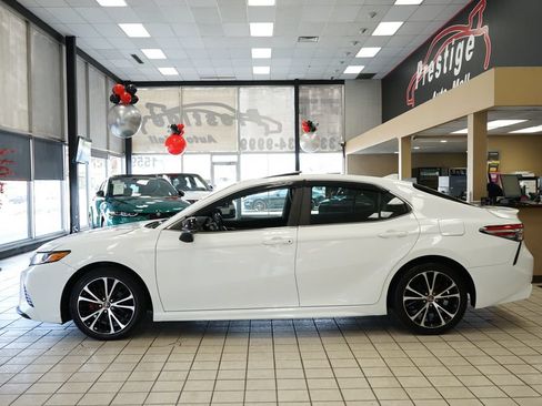 Used 2019 Toyota Camry SE FWD image 3