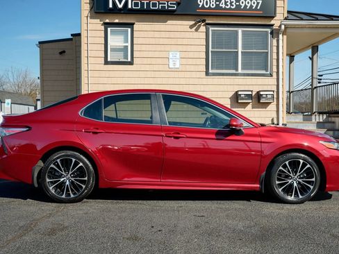 Used 2018 Toyota Camry SE FWD image 4