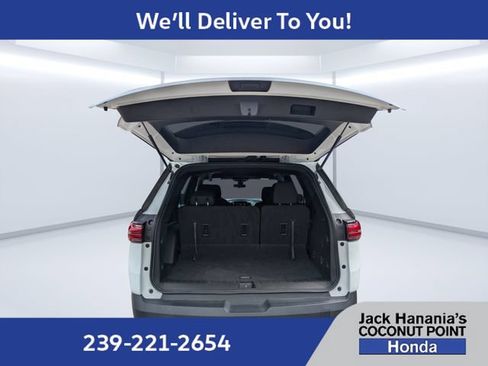 Used 2023 Chevrolet Traverse LT FWD image 12