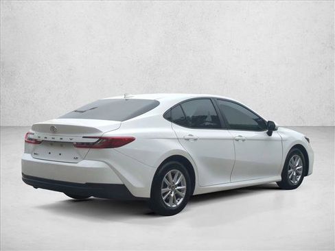 Used 2025 Toyota Camry LE image 5
