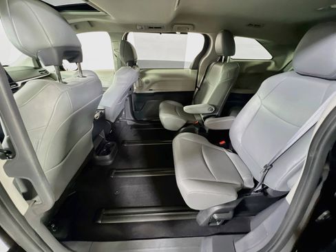 Used 2023 Toyota Sienna XLE FWD image 24