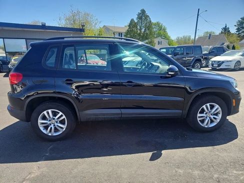 Used 2017 Volkswagen Tiguan S image 8