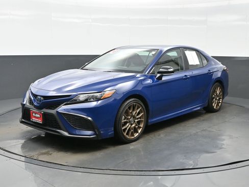 Used 2024 Toyota Camry SE w/ Convenience Package image 2