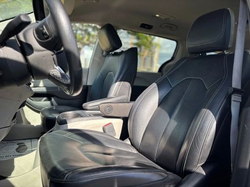 Used 2022 Chrysler Pacifica Touring-L w/ Uconnect Theater Family Group image 8