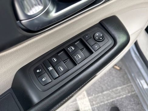 Used 2023 Chrysler Pacifica Touring-L image 24