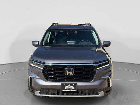 Used 2025 Honda Pilot Touring image 2