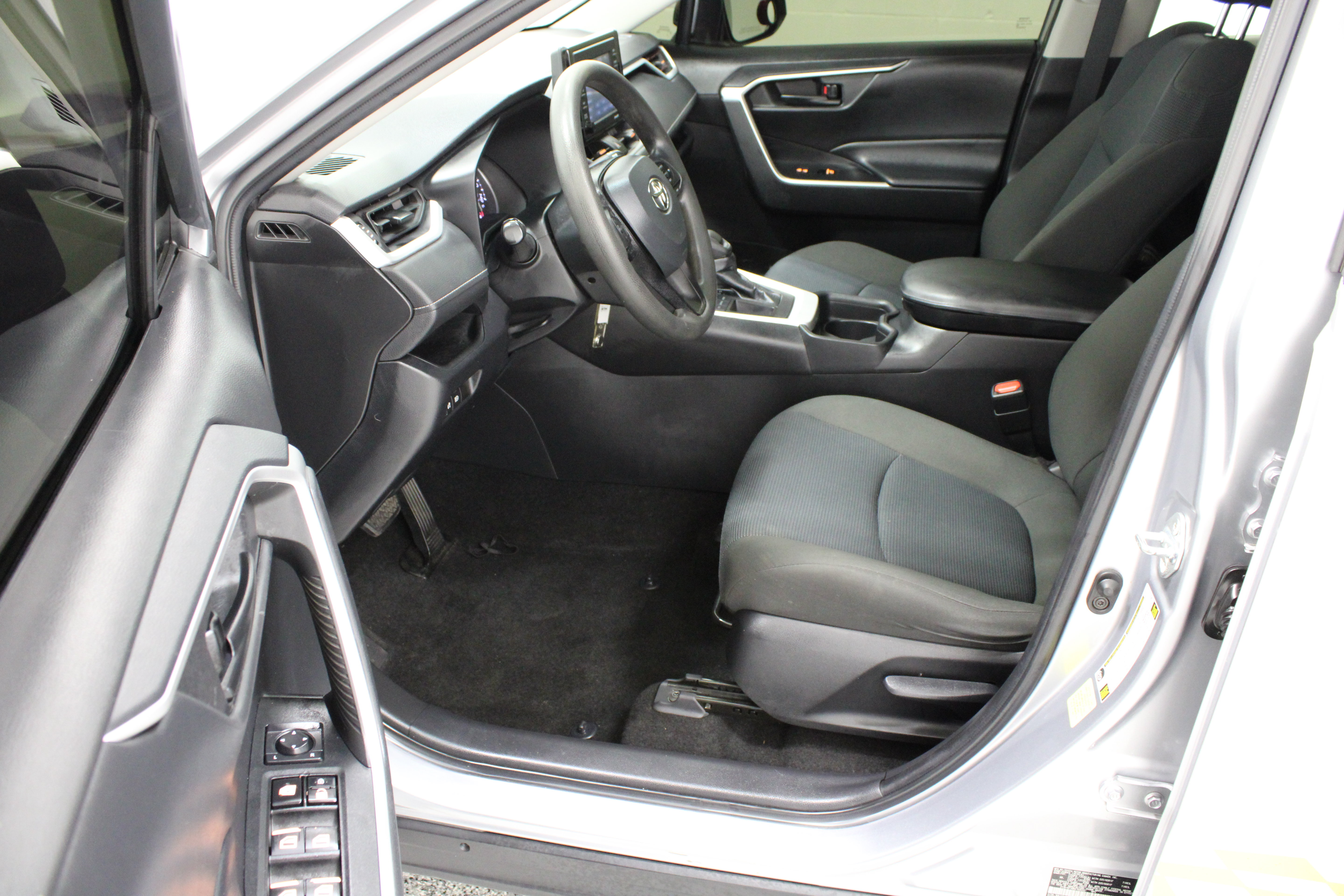Used 2021 Toyota RAV4 LE FWD image 14
