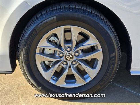 Used 2022 Toyota Sienna XLE image 9