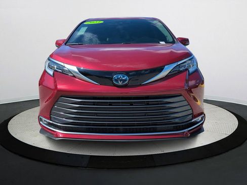 Used 2023 Toyota Sienna Limited image 8