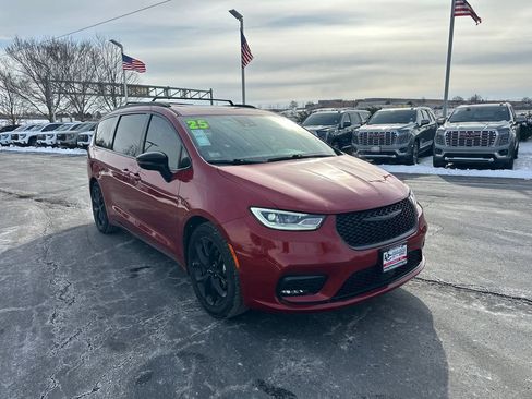 Used 2025 Chrysler Pacifica Limited image 4