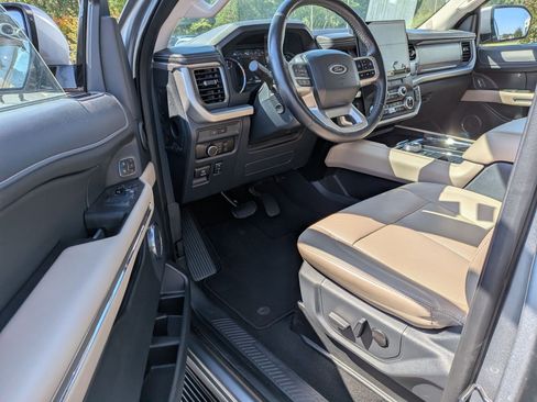 Used 2024 Ford Expedition XLT RWD image 11