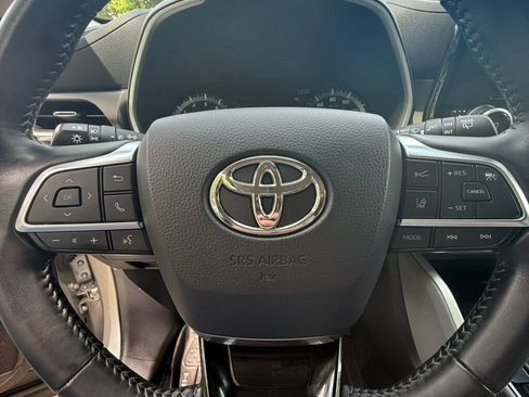 Used 2021 Toyota Highlander XLE AWD/4WD image 25
