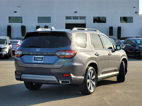 Certified 2024 Honda Pilot Touring image 5