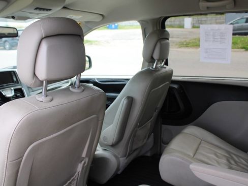 Used 2015 Chrysler Town & Country Touring w/ Driver Convenience Group FWD image 17
