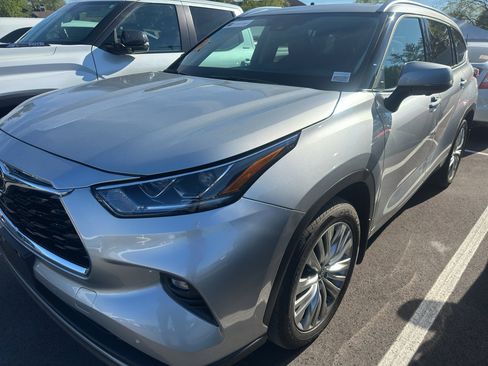 Used 2023 Toyota Highlander Platinum image 3