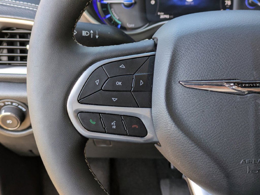 Used 2025 Chrysler Pacifica Select FWD image 18